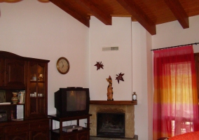 Sala de estar abuhardillada con chimenea