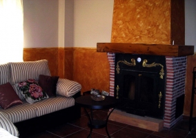 Dormitorio con cama de matrimonio