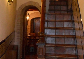 Entrada a la casa con escaleras de madera