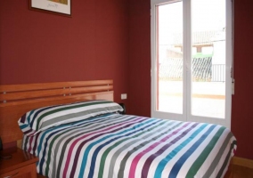Dormitorio con cama de matrimonio