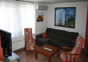 Sala de estar con sofás y televisión