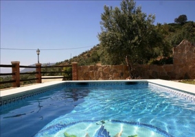 Piscina con zona de hamacas