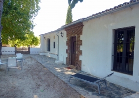 Terraza de la vivienda con mobiliario de jardín