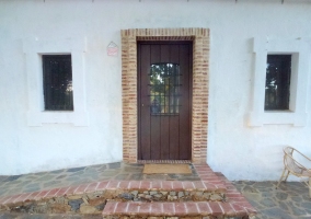 Dormitorio con cama de matrimonio