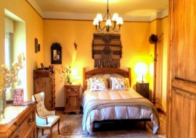 Dormitorio con cama de matrimonio