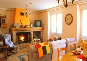 Sala de estar con sofás y chimenea