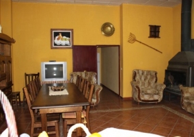 Sala de estar y comedor con chimenea y televisor