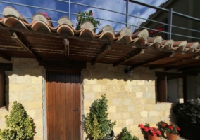Acceso con puerta de madera