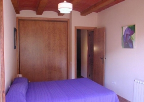 Dormitorio con cama de matrimonio