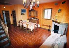 Sala de estar con sofás y chimenea