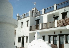 Cocina de la casa con encimera junto a la ventana