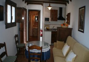 Sala de estar con chimenea y sofá