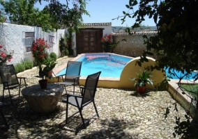 Vistas de la piscina con mesa de piedra