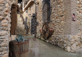 Acceso a la vivienda con fachada de piedra