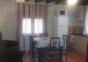 Cocina comedor con ventana