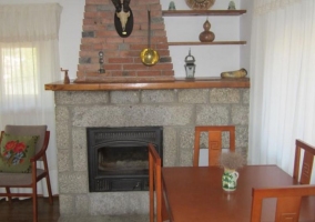 Sala de estar con chimenea y sillones con televisor