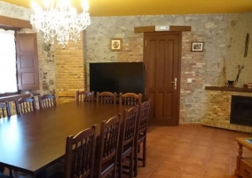 Sala de estar con comedor y mesa amplia de madera