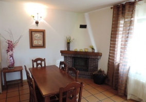 Sala de estar y comedor con chimenea