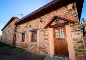 Acceso a la vivienda con puerta de madera