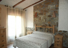 Dormitorio de matrimonio en espacio abierto