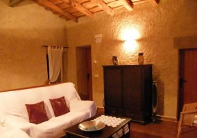 Sala de estar con paredes de estuco