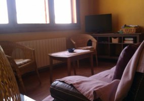 Sala de estar con sillones frente a la ventana
