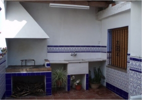 Patio interior con barbacoa