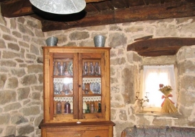 Sala de estar con gran chimenea en su parte central