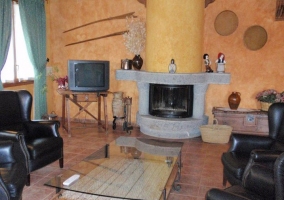 Sala de estar social con chimenea