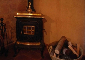 Comedor de la casa con mesa de madera