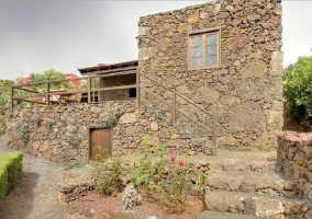 Acceso a la casa con piedra de la zona