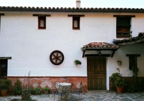 Acceso a la casa por fachada en blanco