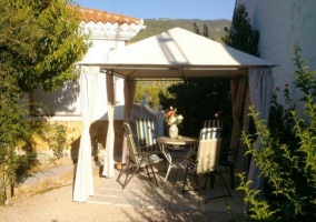 Jardín con pérgola blanca