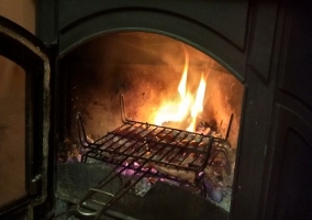 Cocina comunicada con la mesa de madera del comedor