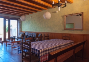 Comedor con varias mesas