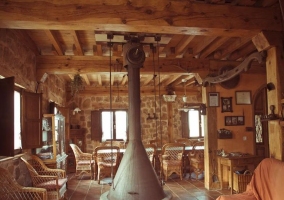 Sala de estar y comedor con chimenea de frente