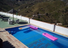 Vistas de la piscina con colchonetas