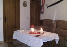 Sala de estar con su mesa y cocina al lado