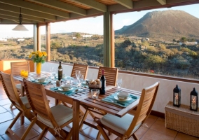 Cocina completa con mesa de madera redonda y vitro