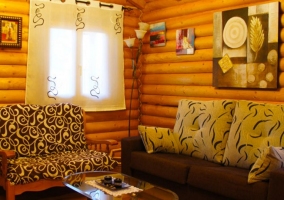 Sala de estar con ventana junto a los sillones