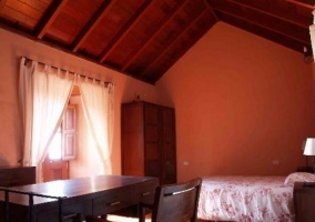 Dormitorio con techos de madera de la casa rural canaria