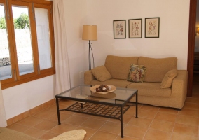 Sala de estar con sillones tapizados y mesa
