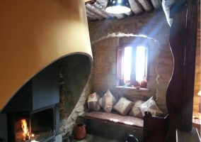 Sala de estar con chimenea y sus sillones de cuero