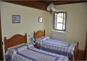 Dormitorio con cama matrimonial 