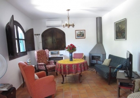 Cocina con mesa de comedor en el centro iluminada