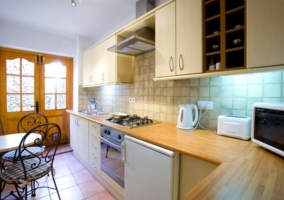 Comedor con chimenea y mesa de madera con mantel