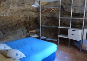 Dormitorio doble con camas individuales y mesa