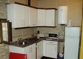 Cocina con muebles de color blanco