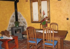 Chimenea de piedra junto a la mesa