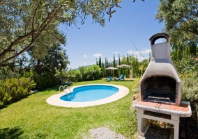 Vistas de la piscina con barbacoa y parrilla